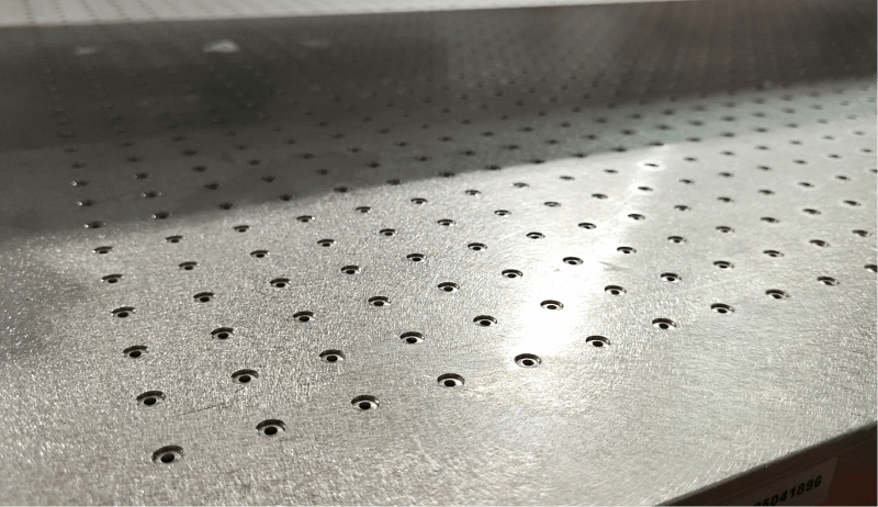 ZINGCUT integrated vacuum suction system for stable material fixation during cutting